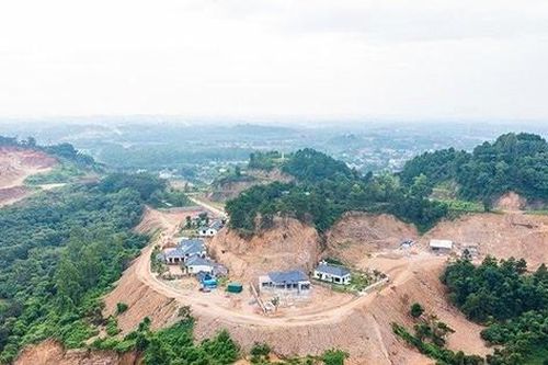 Tháo dỡ loạt biệt phủ trái phép trên núi ở Vĩnh Phúc