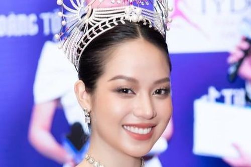 Hoa hậu Thanh Thủy, Tiểu Vy đọ sắc với váy áo cắt xẻ trên thảm đỏ