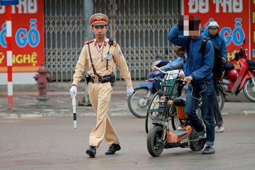 Đi xe máy điện có cần bằng lái và đội mũ bảo hiểm không?