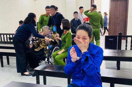 Phóng hỏa đốt nhà, ra Tòa khóc nức nở