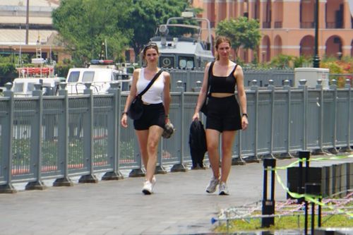 Nhiều nơi ở TP.HCM sạch bóng cây xanh, bỏng rát dưới nắng nóng gay gắt