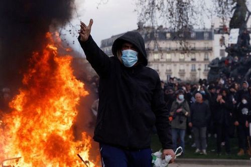 Khói đen và bạo lực bao trùm cuộc biểu tình của gần 100.000 người ở thủ đô Paris