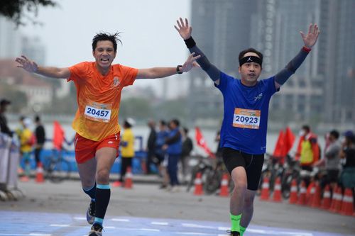 5.000 người chạy tại giải bán marathon quanh Hồ Tây