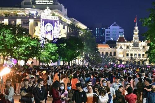 Mười nghìn người làm bản đồ Việt Nam bằng tăm, đăng ký kỷ lục thế giới