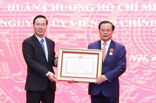 Chủ tịch nước trao Huân chương Hồ Chí Minh tặng ông Phạm Quang Nghị