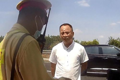 Vi phạm tốc độ trên cao tốc, nam tài xế rút thẻ nhà báo giả xin bỏ qua