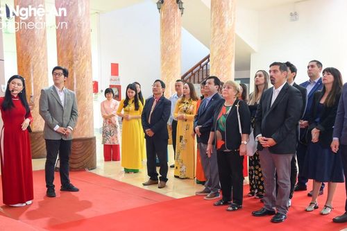 Bà Michelle Bachelet - cựu Tổng thống Chile thăm Bảo tàng Nghệ An