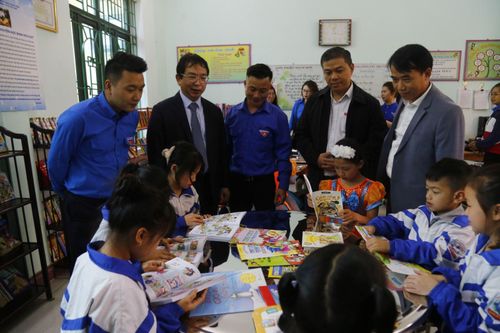 Trao tặng 'Tủ sách Đinh Hữu Dư' tại Tuyên Quang
