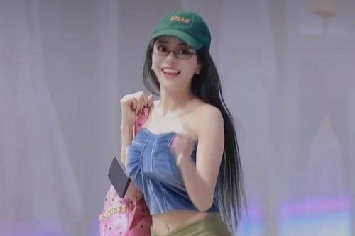 Áo ngắn với quần cộc: Kiểu mix trang phục không hợp ra đường?