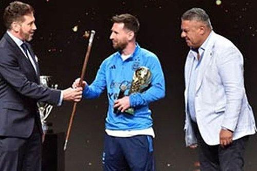 Messi được trao chiếc gậy danh giá của bóng đá Nam Mỹ