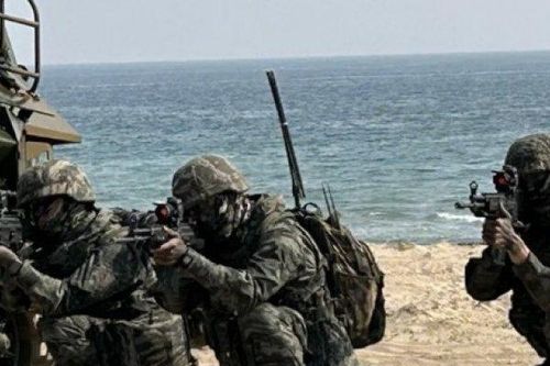 Hàng ngàn binh sĩ Mỹ - Hàn ồ ạt đổ bộ bờ biển cùng loạt xe bọc thép 23 tấn