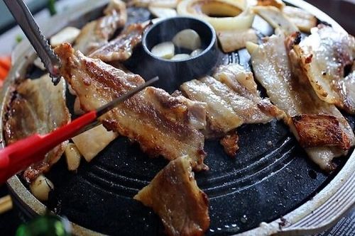 Thịt ba chỉ đừng luộc hay kho, đem nướng nước dừa sì sụp cuốn chấm ngày mưa