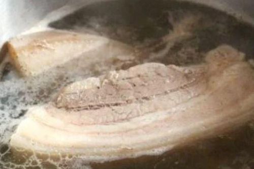 Luộc thịt lợn chỉ bỏ nước và hành thôi chưa đủ: Thả thêm thứ này thịt loại sạch độc tố, an tâm mà ăn