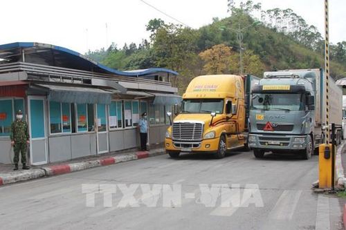 Gần 1.000 xe hàng chờ thông quan, tiềm ẩn nguy cơ ùn ứ tại cửa khẩu