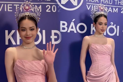 Hoa hậu Thanh Thủy đi 'chân đất' đến dự thảm đỏ?