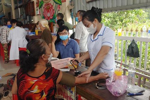 Khám bệnh cấp thuốc cho trên 800 người dân
