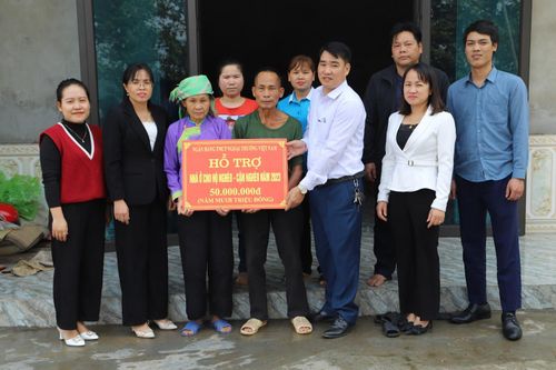 Bát Xát bàn giao nhà cho 3 hộ nghèo, cận nghèo