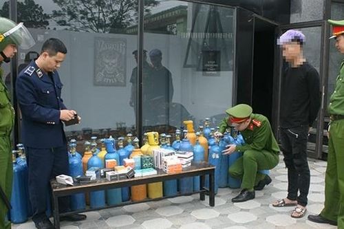 Thu giữ nhiều bình 'khí cười' tại cửa hàng Vape Shop 86