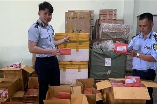 Tạm giữ 8.640 hộp thuốc xương khớp cùng nhiều hàng hóa do nước ngoài sản xuất