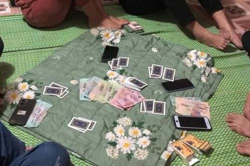 Bắt quả tang 5 'con bạc' đang say sưa sát phạt