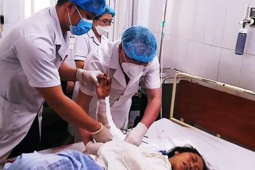 Chạy đua với thời gian nối lại cánh tay đứt rời cho bệnh nhân