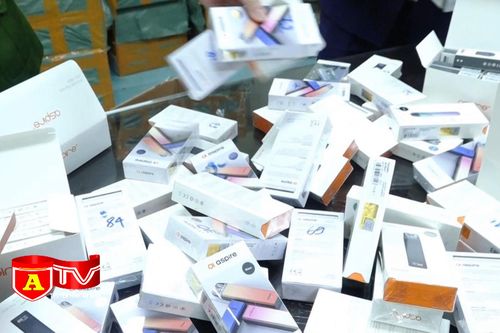 Trường học Hà Nội cảnh báo thủ đoạn dụ học sinh hút thuốc lá điện tử được tặng tiền