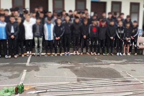 Mâu thuẫn trên mạng xã hội, gần 50 đối tượng mang hung khí đi 'giải quyết'