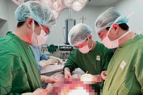 Cứu sống người đàn ông bị đâm 5 vết dao thấu bụng và ngực