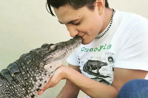 Chàng trai nuôi cá sấu làm thú cưng