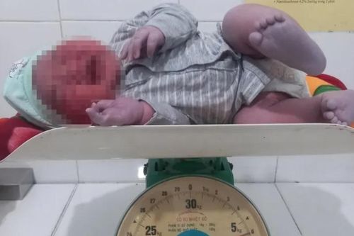 Bé trai chào đời nặng 6 kg
