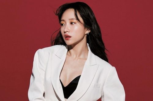 Hani (EXID) lần đầu đăng ảnh bên bạn trai hơn 10 tuổi