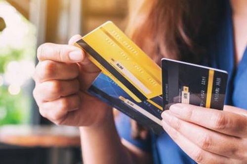 Mức phí và lãi thẻ tín dụng được quy định thế nào?