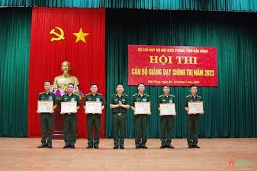 Nâng cao trình độ giảng dạy, khả năng giảng dạy chính trị