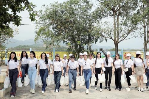 Thí sinh Hoa hậu Doanh nhân Đông Nam Á đến với trẻ em da cam Đà Nẵng