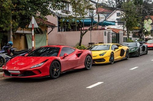 'Hoa mắt' với dàn siêu xe trăm tỷ đồng xếp lốp trên phố Sài Gòn