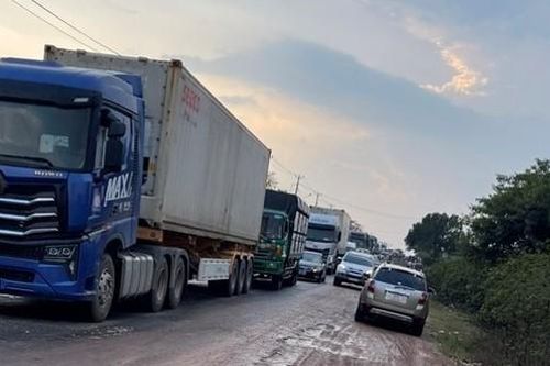 Gia Lai: Mưa lớn bùn đất sạt lở gây ùn tắc, mất an toàn QL19