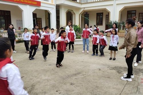Mang trường học hạnh phúc đến với học sinh dân tộc thiểu số