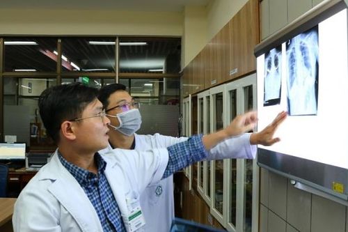Muốn giải bài toán giữ chân nhân lực y tế công phải giải được bài toán nâng cao thu nhập!