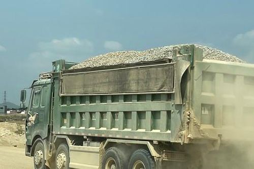 Xe cơi nới thành thùng, hết đăng kiểm chở đất đá chạy rầm rập qua đường giao thông nông thôn