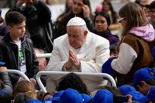 Giáo hoàng Francis nhập viện vì khó thở