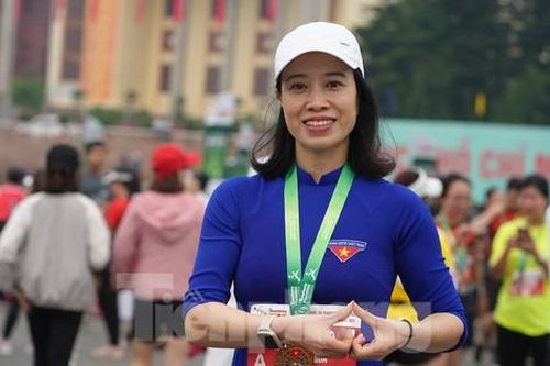 Chuyện người mặc áo dài xanh trên đường chạy Tiền Phong Marathon
