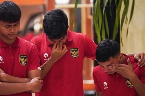 Cầu thủ U20 Indonesia cúi mặt khóc khi biết tin mất quyền chủ nhà U20 World Cup 2023