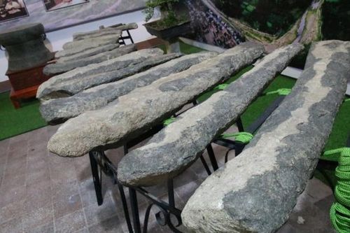 Trưng bày hai bộ đàn đá Khánh Sơn cho du khách tham quan