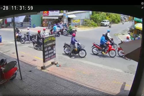 Làm rõ clip người mặc trang phục dân quân tự vệ đánh học sinh