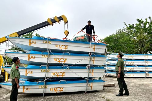 Công an tỉnh TT-Huế nhận 40 xuồng máy từ Bộ Công an