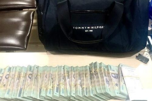 Những hành khách đãng trí quên tiền 'khủng' ở sân bay