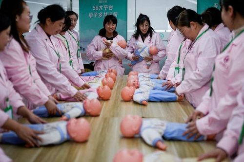 Chị em đua nhau đi học làm bảo mẫu vì mức lương hấp dẫn