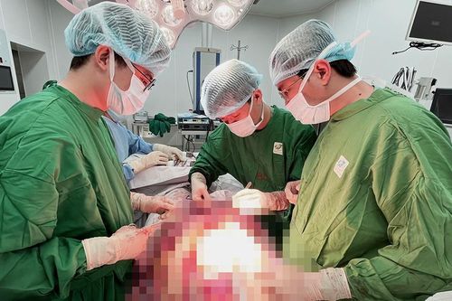 Cứu sống bệnh nhân bị 5 vết dao đâm thấu ngực bụng