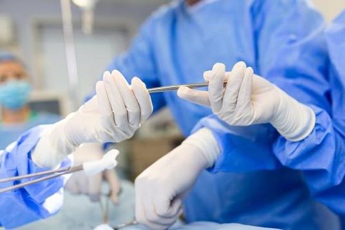 Bác sĩ phải bóp tim cho đập lại khi cứu người đàn ông có 5 vết đâm ở ngực
