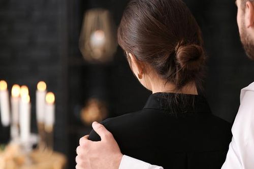 Kẻ khóc người cười trong đám tang bạn cũ: Ai thực sự đau lòng khi bạn ra đi?